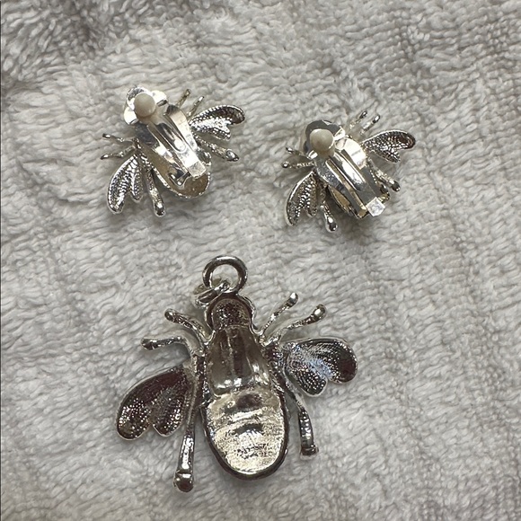 Silver and Black Bee Pendant Penndant and clip in earrings - Picture 5 of 5